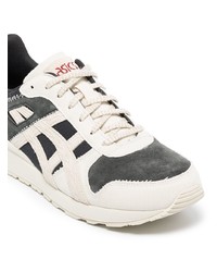 Chaussures de sport blanches et noires Asics