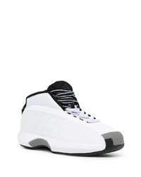 Chaussures de sport blanches et noires adidas