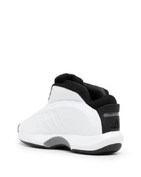 Chaussures de sport blanches et noires adidas