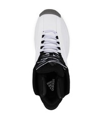 Chaussures de sport blanches et noires adidas