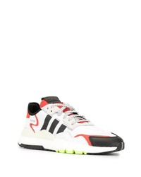 Chaussures de sport blanches et noires adidas