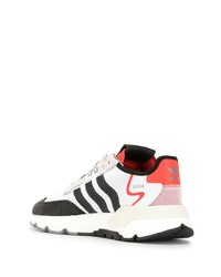 Chaussures de sport blanches et noires adidas