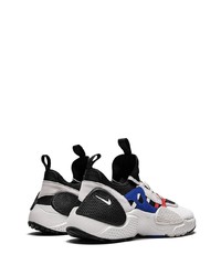 Chaussures de sport blanches et noires Nike