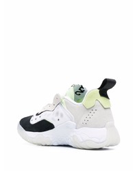 Chaussures de sport blanches et noires Nike