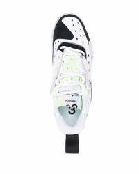 Chaussures de sport blanches et noires Nike