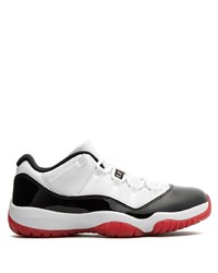 Chaussures de sport blanches et noires Jordan