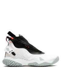 Chaussures de sport blanches et noires Jordan