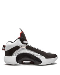 Chaussures de sport blanches et noires Jordan