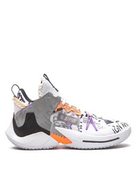 Chaussures de sport blanches et noires Jordan