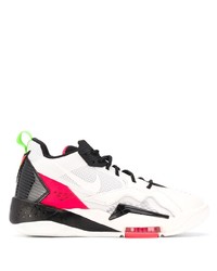 Chaussures de sport blanches et noires Jordan