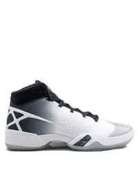 Chaussures de sport blanches et noires Jordan