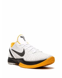 Chaussures de sport blanches et noires Nike