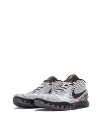 Chaussures de sport blanches et noires Nike