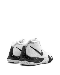 Chaussures de sport blanches et noires Nike