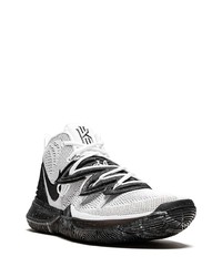 Chaussures de sport blanches et noires Nike