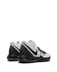 Chaussures de sport blanches et noires Nike