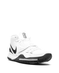 Chaussures de sport blanches et noires Nike