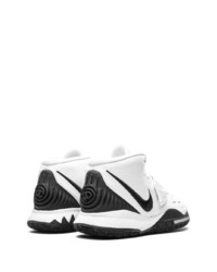 Chaussures de sport blanches et noires Nike