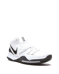 Chaussures de sport blanches et noires Nike