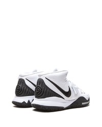 Chaussures de sport blanches et noires Nike