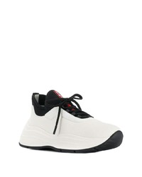 Chaussures de sport blanches et noires Prada