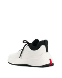 Chaussures de sport blanches et noires Prada