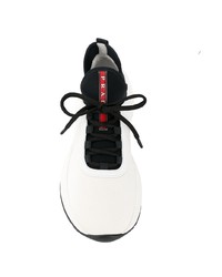 Chaussures de sport blanches et noires Prada