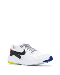 Chaussures de sport blanches et noires Nike