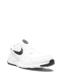 Chaussures de sport blanches et noires Nike