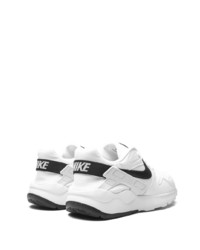 Chaussures de sport blanches et noires Nike