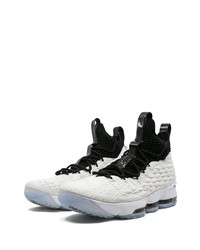 Chaussures de sport blanches et noires Nike