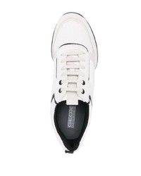 Chaussures de sport blanches et noires Geox