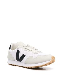 Chaussures de sport blanches et noires Veja