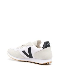 Chaussures de sport blanches et noires Veja