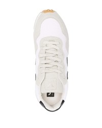 Chaussures de sport blanches et noires Veja