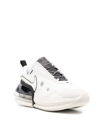 Chaussures de sport blanches et noires Nike