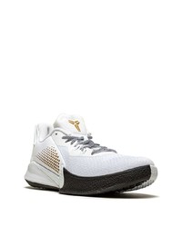 Chaussures de sport blanches et noires Nike