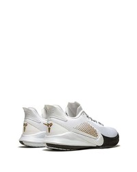 Chaussures de sport blanches et noires Nike