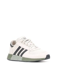 Chaussures de sport blanches et noires adidas