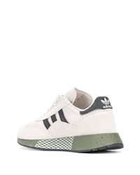 Chaussures de sport blanches et noires adidas