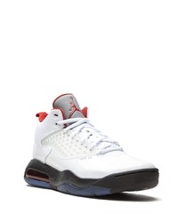 Chaussures de sport blanches et noires Jordan