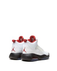 Chaussures de sport blanches et noires Jordan