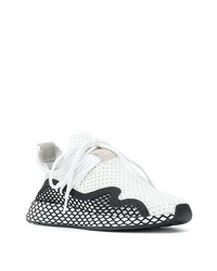 Chaussures de sport blanches et noires adidas