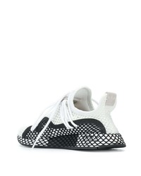 Chaussures de sport blanches et noires adidas