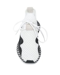 Chaussures de sport blanches et noires adidas