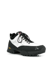 Chaussures de sport blanches et noires Roa