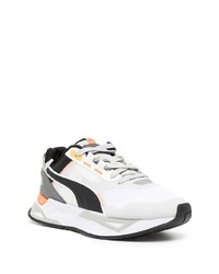 Chaussures de sport blanches et noires Puma