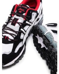 Chaussures de sport blanches et noires Asics