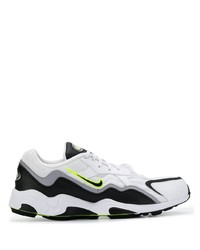 Chaussures de sport blanches et noires Nike