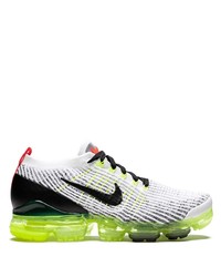 Chaussures de sport blanches et noires Nike